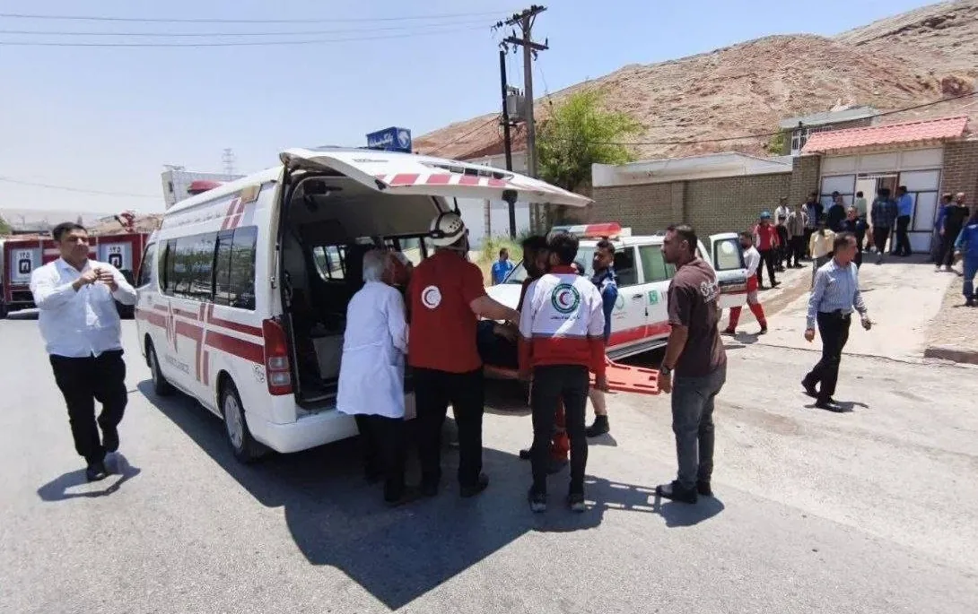 تصویر امدادرسانی به حادثه آتش‌سوزی در مسجدسلیمان