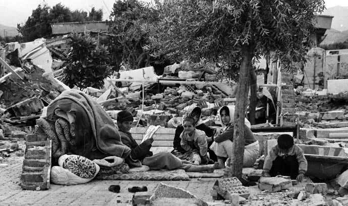 تصویر امدادرسانی در شب زلزله