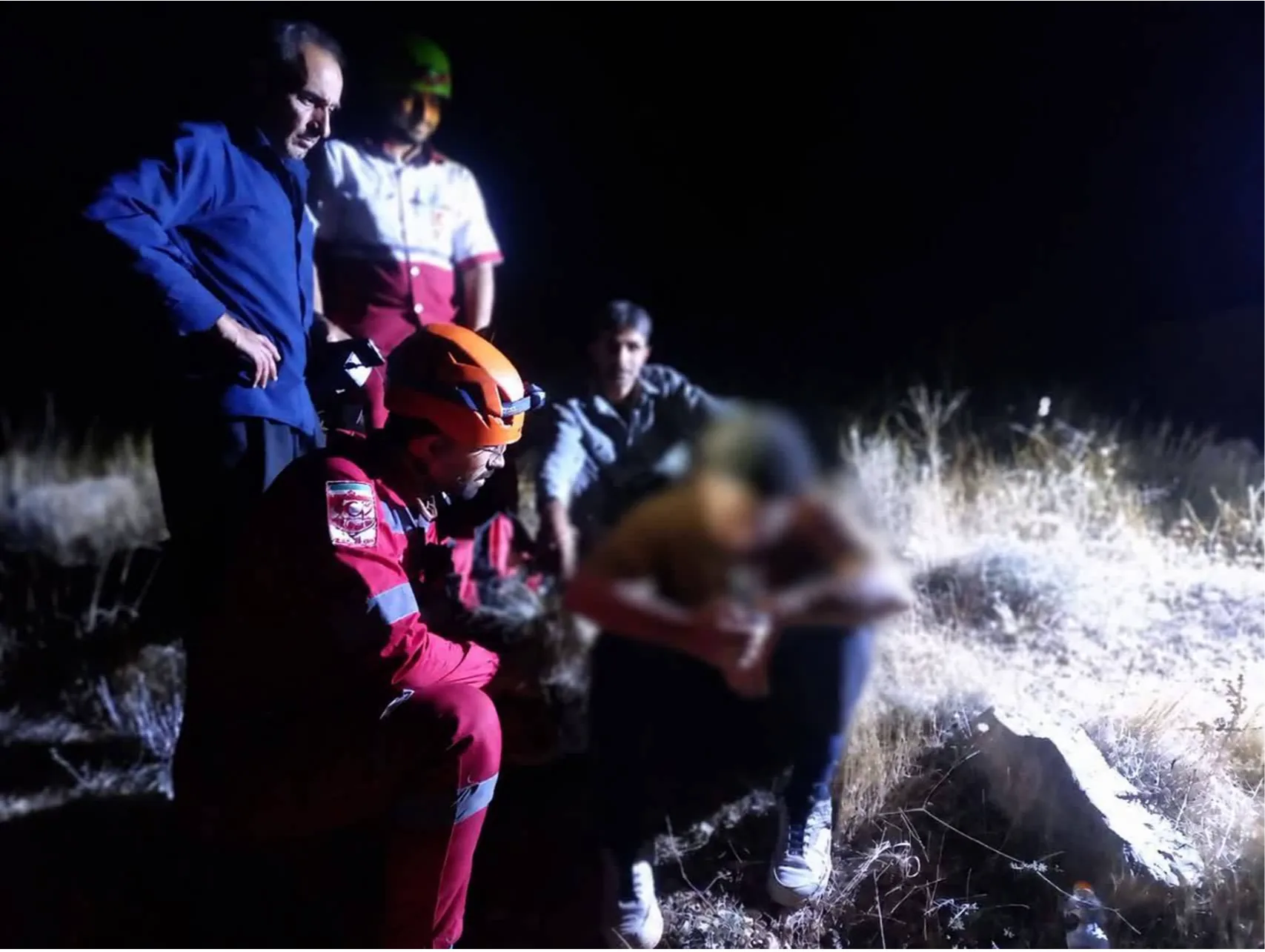 نجات سه فرد گرفتار در ارتفاعات کوه رحمت مرودشت پس از چهار ساعت تلاش شبانهروزی 1 تلاش نجاتگران در کوهستان