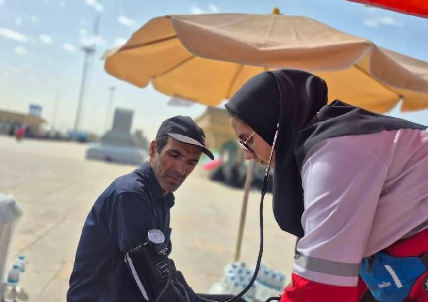 خدمت امدادگر هلال احمر در میان زائران